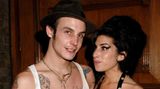 Winehouse 2007 mit ihrem Mann Blake Fielder-Civil. Er trägt einen Hut, sie schaut ihn an