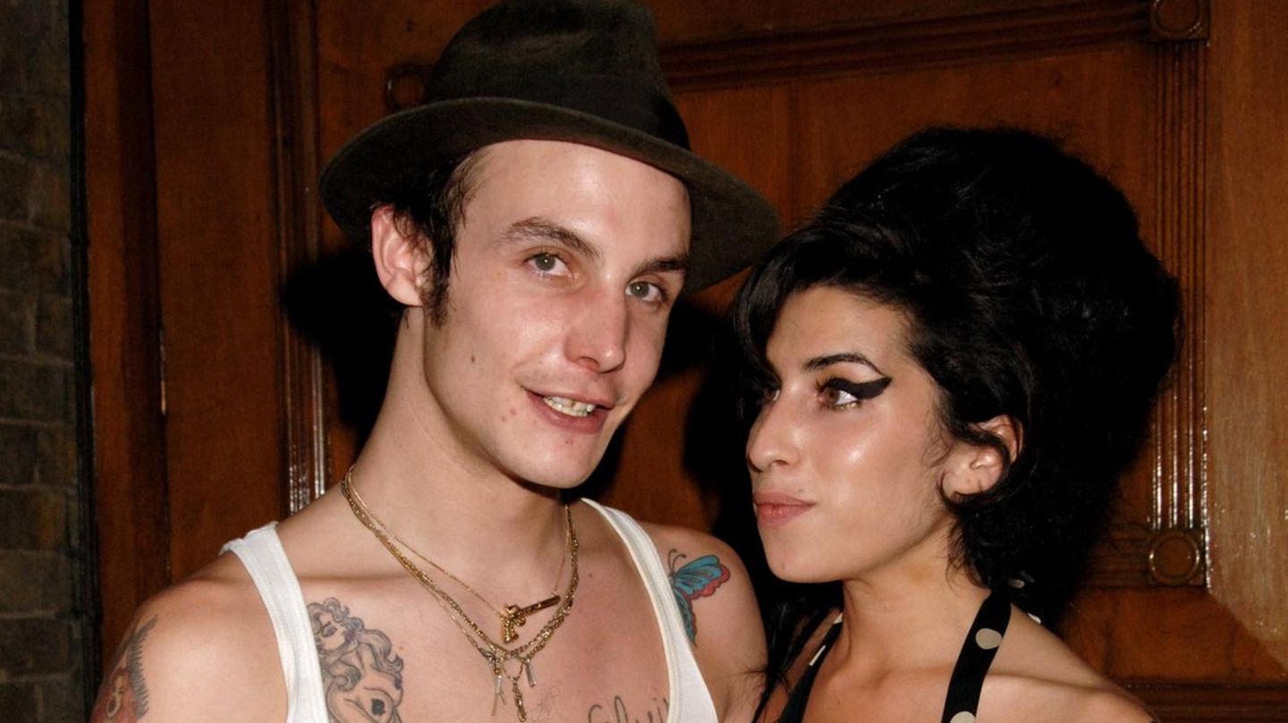 Winehouse 2007 mit ihrem Mann Blake Fielder-Civil. Er trägt einen Hut, sie schaut ihn an