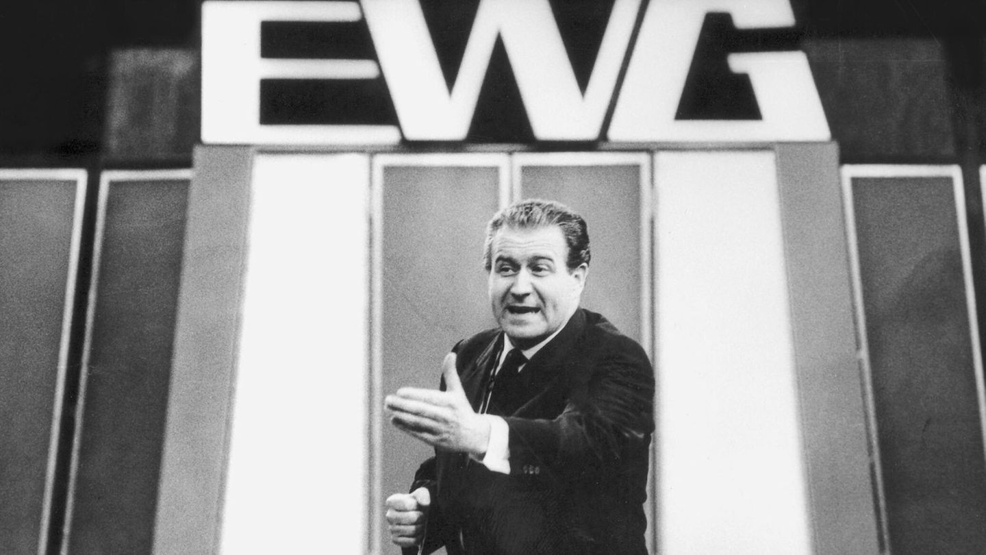 Hans-Joachim Kulenkampff in der Kulisse von "Einer wird gewinnen", kurz EWG