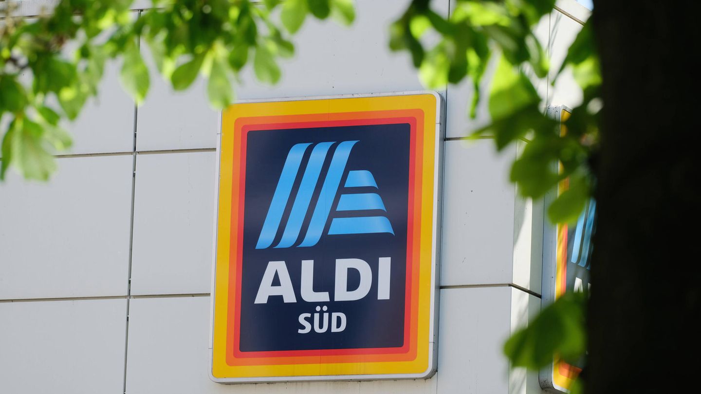 Das Aldi-Süd Logo auf der Fassade eines Geschäftes Das Aldi-Süd Logo auf der Fassade eines Geschäftes