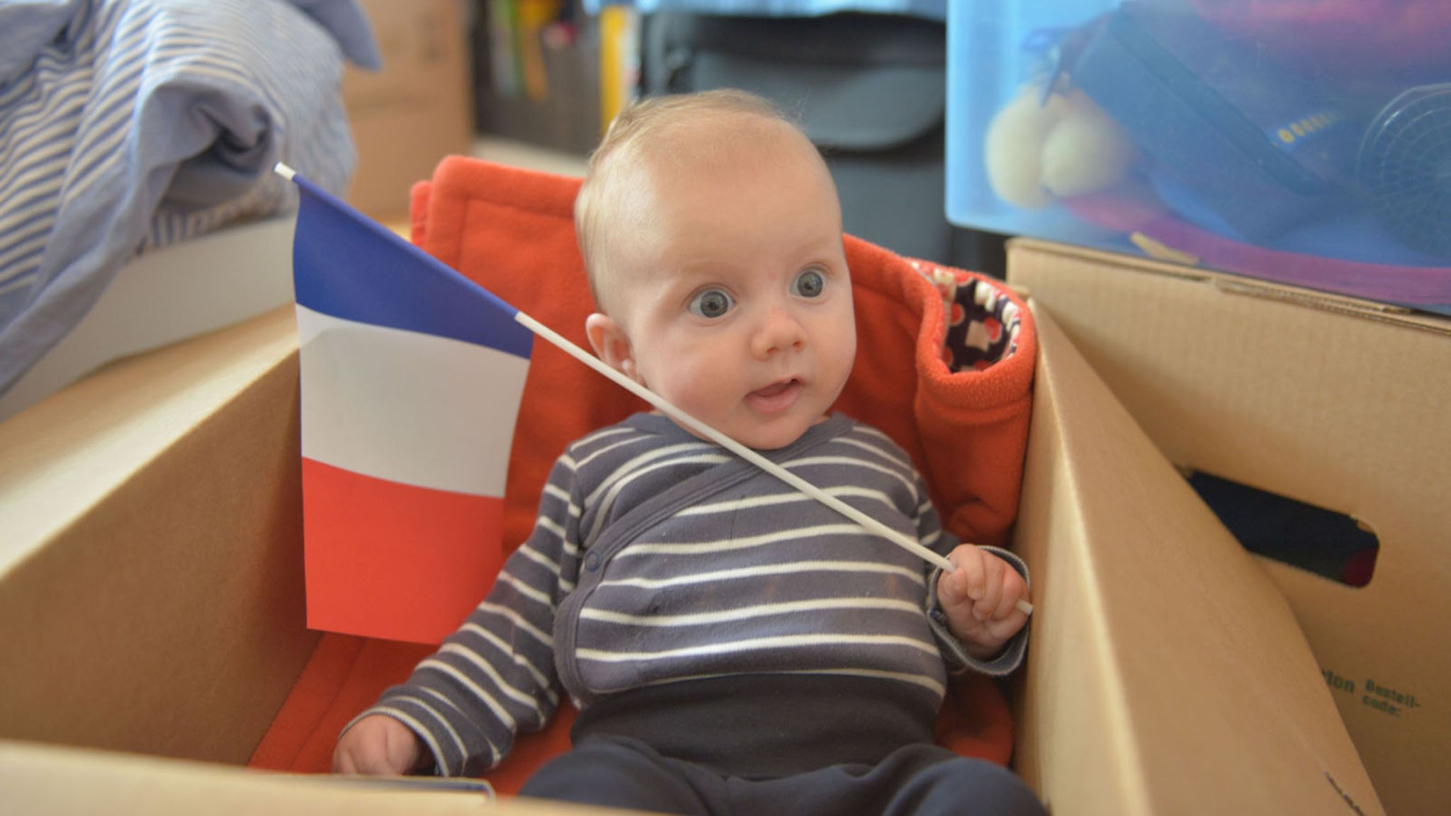 Baby in einer Kiste mit Frankreich-Flagge