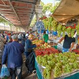 Straßenmarkt in Barbès in Paris