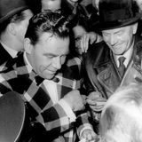 Peter Frankenfeld im karierten Sakko schreibt Autorgramme