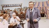 Jahrelang lief "Zum Blauen Bock" am Samstagnachmittag – bis die Sendung 1982 ins Abendprogramm wanderte und um 20.15 Uhr begann. Der Moderator damals: Heinz Schenk, ein Herr mit hessischem Zungenschlag, der perfekt in die Kulisse einer Frankfurter Äppelwoi-Schenke passte. Schenk war ein Großmeister der Volkstümlichkeit, die Show hatte bis zu 20 Millionen Zuschauer