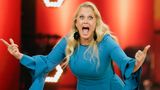 Barbara Schöneberger im blauen Kleid, sie freut sich und hat Augen und Mund aufgerissen
