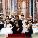 "Flitterabend"-Moderator Michael Schanze sitzt mit Blumenkindern auf einer Treppe