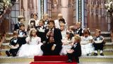 "Flitterabend"-Moderator Michael Schanze sitzt mit Blumenkindern auf einer Treppe