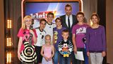 Ksai Pflaume umringt von Kindern in der Show "Klein gegen Groß"