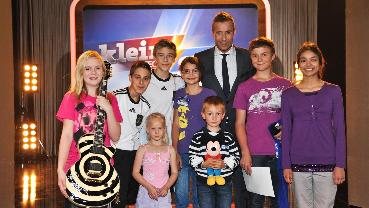 Ksai Pflaume umringt von Kindern in der Show "Klein gegen Groß"