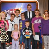 Ksai Pflaume umringt von Kindern in der Show "Klein gegen Groß"