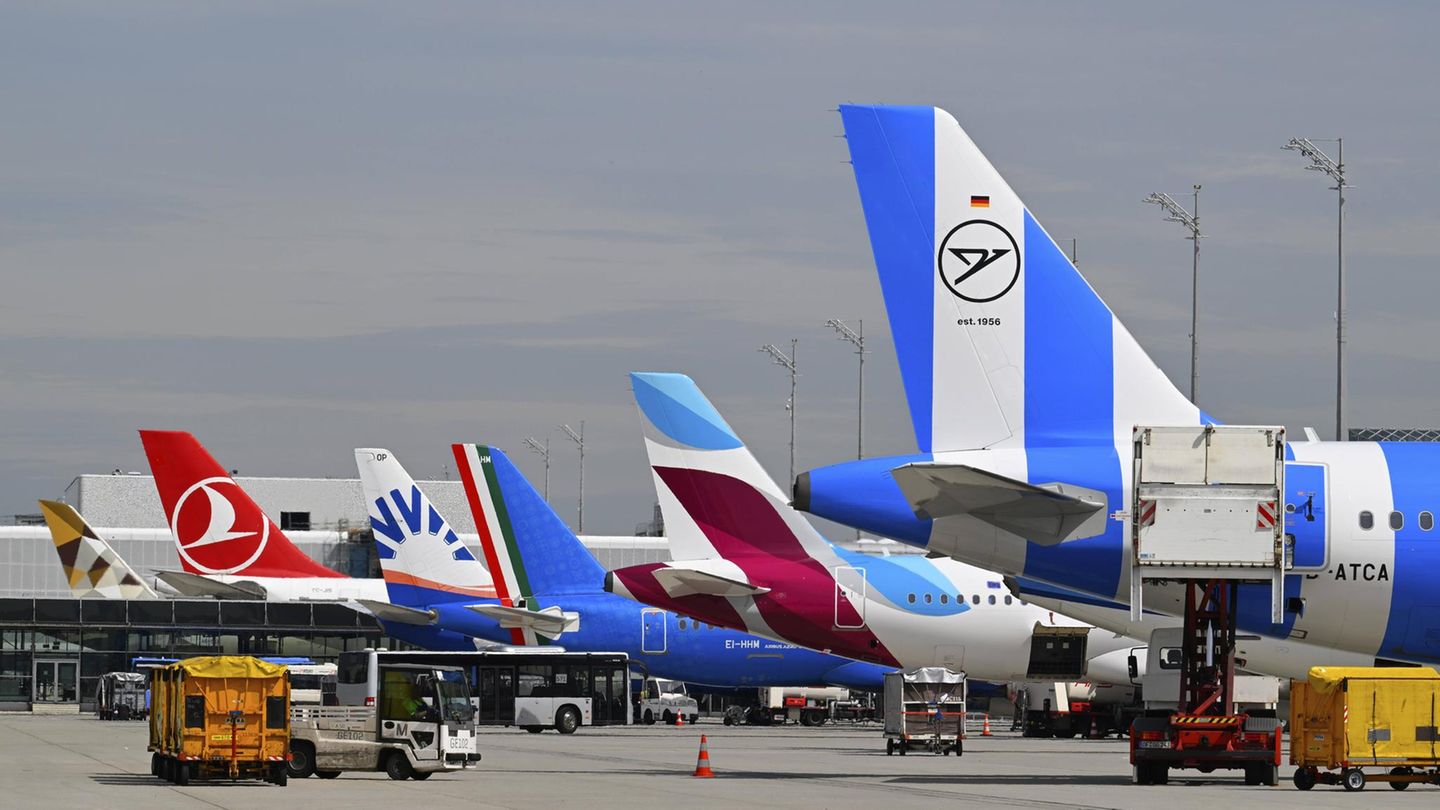 Verschiedene Flugzeuge von unterschiedlichen Airlines