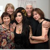 Amy Winehouse mit ihren Eltern bei ihrem Grammy Auftritt in London