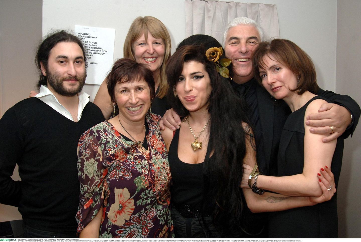 Amy Winehouse mit ihren Eltern bei ihrem Grammy Auftritt in London