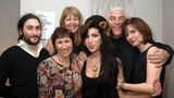 Amy Winehouse mit ihren Eltern bei ihrem Grammy Auftritt in London