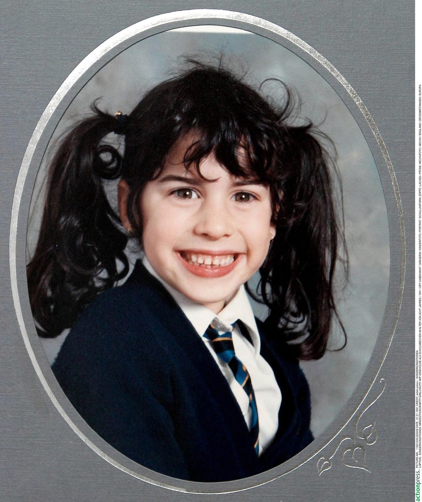 AMY WINEHOUSE mit Zöpfen ALS SCHULMÄDCHEN IM ALTER VON ACHT JAHREN