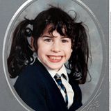 AMY WINEHOUSE mit Zöpfen ALS SCHULMÄDCHEN IM ALTER VON ACHT JAHREN