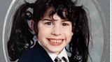 AMY WINEHOUSE mit Zöpfen ALS SCHULMÄDCHEN IM ALTER VON ACHT JAHREN