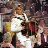 Florian Silbereisen im weißen Anzig und mit Akkordeon in "Die Feste der Volskmusik"