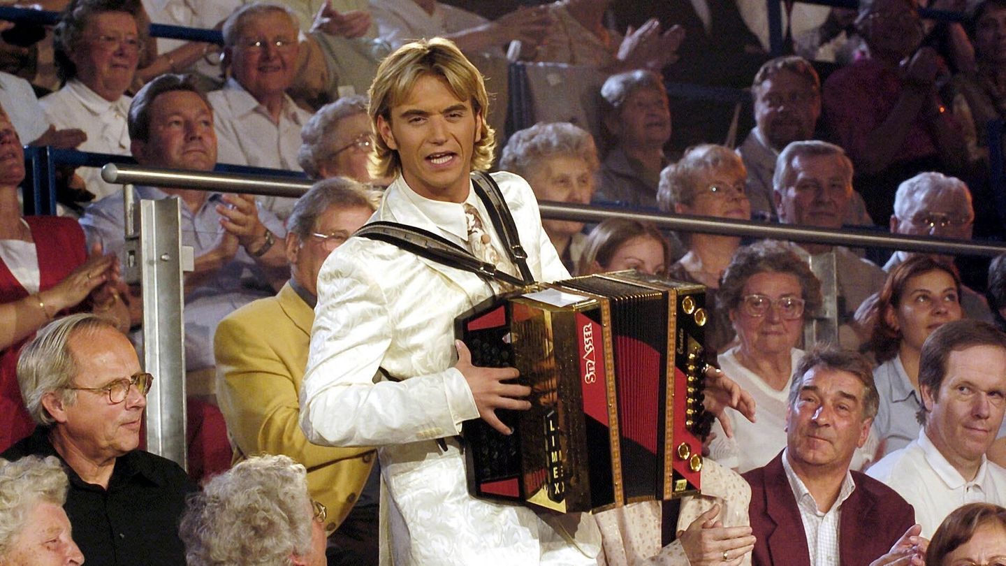 Florian Silbereisen im weißen Anzig und mit Akkordeon in "Die Feste der Volskmusik"