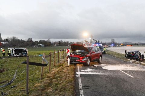 Bilder von der Unfallstelle: In Barsinghausen in der Region Hannover starben bei dem Unfall mit mehreren beteiligten Fahrzeugen zwei Kinder