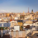 Blick über die Dächer von Paris im Abendlicht