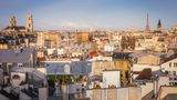 Blick über die Dächer von Paris im Abendlicht