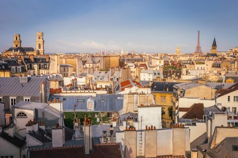 Blick über die Dächer von Paris im Abendlicht