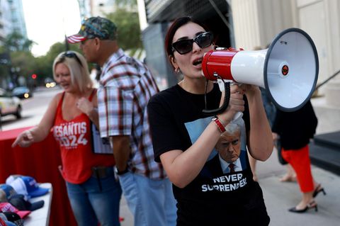 Laura Loomer mit einem T-Shirt von Donald Trump