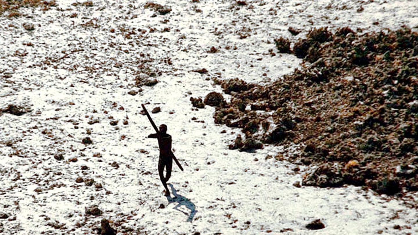 Ein Sentinelese schießt mit Pfeil und Bogen auf einen Helikopter, der nach dem Tsunami im Jahr 2004 über die Insel fliegt