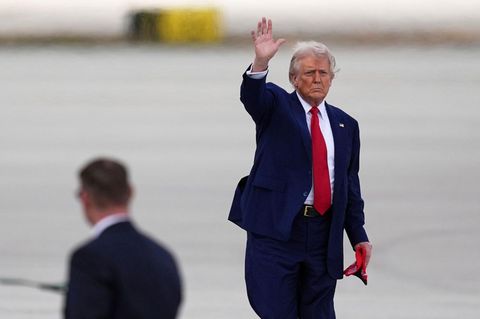 US-Präsident Donald Trump winkt bei seiner Ankunft am internationalen Flughafen von Miami