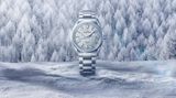 Modell "SLGB001" von Grand Seiko, fotografiert vor einer Eislandschaft