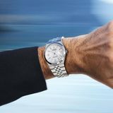 Rolex-Modell "Land Dweller" am Handgelenk