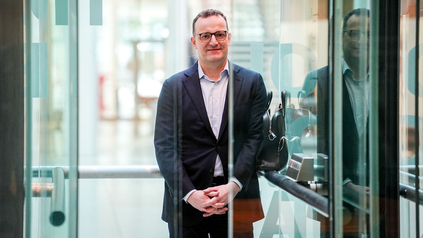 Der Merz-Flüsterer? Viele in der CDU fragen sich, wie nah Jens Spahn dem CDU-Chef wirklich steht Der Merz-Flüsterer? Viele in der CDU fragen sich, wie nah Jens Spahn dem CDU-Chef wirklich steht
