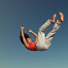 Zuckungen beim Einschlafen: Eine Frau fällt aus dem Himmel