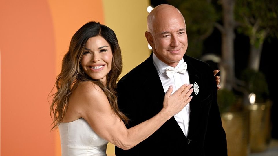 "Es wird einfach ein Knall": Bruder der Braut verrät Details zu Bezos-Hochzeit Lauren Sanchez und Jeff Bezos auf einem roten Teppich