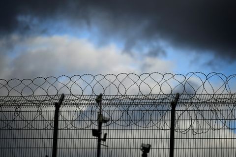 Zaun um Haftanstalt in Köln