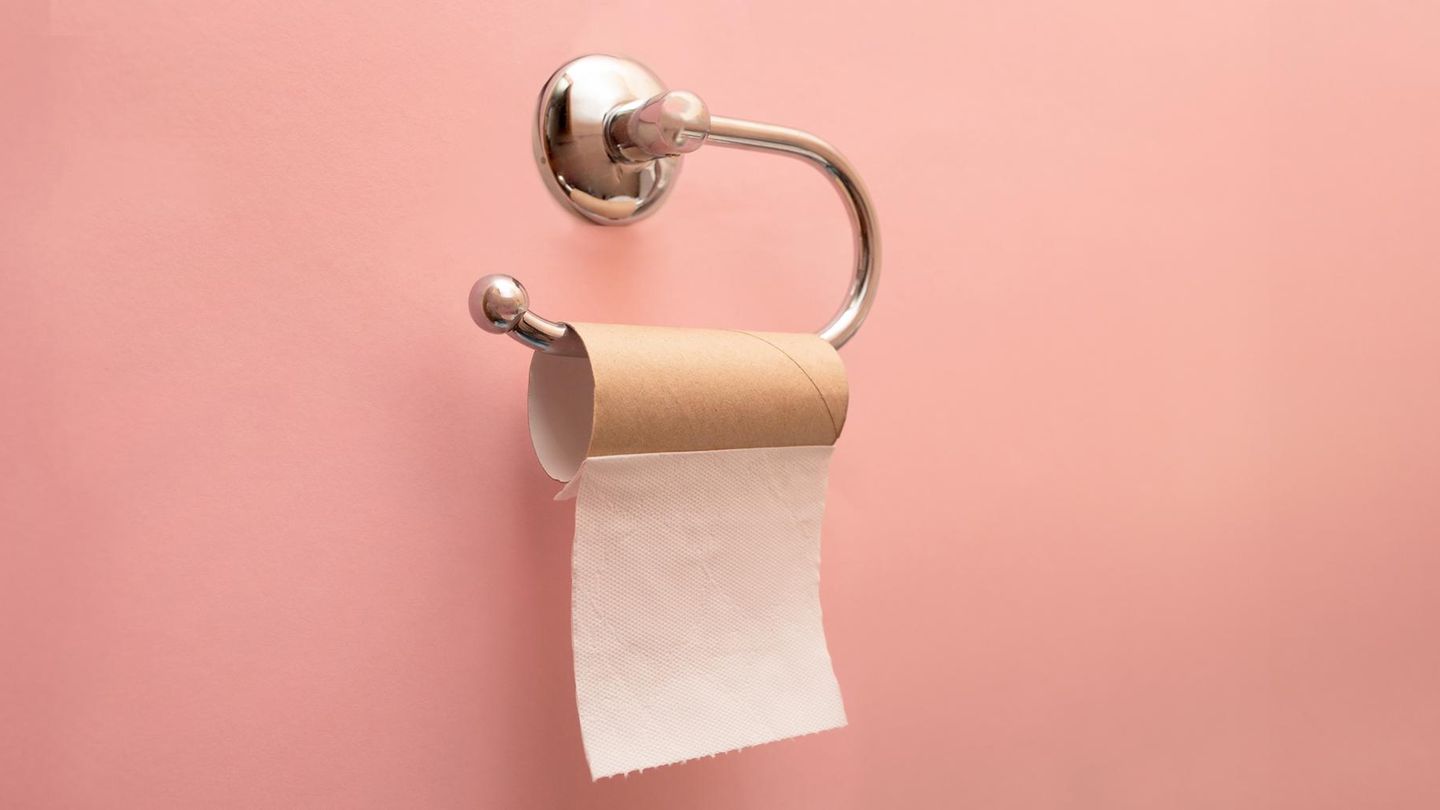Symbolbild Angststörung Einnässen: Vor einem rosafarbenen Hintergrund hängt eine fast leere Klopapierrolle an einer Halterung Symbolbild Angststörung Einnässen: Vor einem rosafarbenen Hintergrund hängt eine fast leere Klopapierrolle an einer Halterung