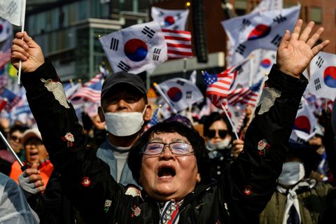 Anhänger des abgesetzten südkoreanischen Präsidenten Yoon in Seoul