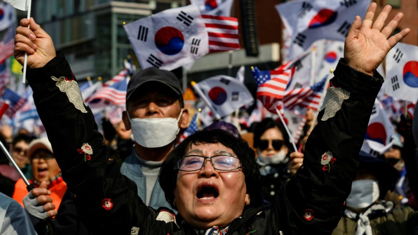 Anhänger des abgesetzten südkoreanischen Präsidenten Yoon in Seoul