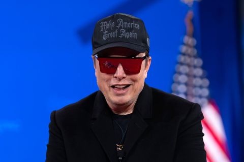 Elon Musk mit riesiger Sonnenbrille und MAGA-Mütze