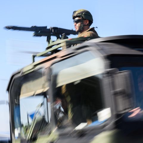 Schütze auf dem Dach eines Truppentransporters der Bundeswehr bei einer Übung nahe Hannover Ende März 2025