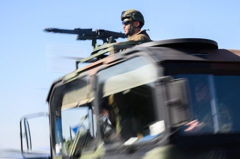 Schütze auf dem Dach eines Truppentransporters der Bundeswehr bei einer Übung nahe Hannover Ende März 2025