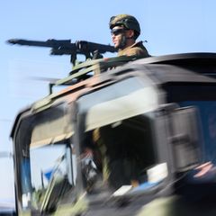 Schütze auf dem Dach eines Truppentransporters der Bundeswehr bei einer Übung nahe Hannover Ende März 2025
