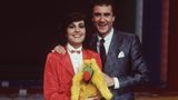 Paola und Kurt Felix bei "Verstehen Sie Spaß" mit einem gelben Spaßvogel in der Hand