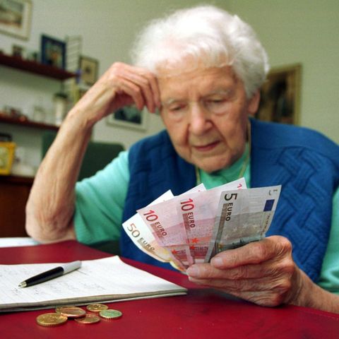An old lady counts money: How much pension exactly they get in old age only know when they started retirement
