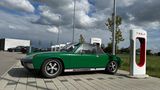 VW-Porsche 914 an einer Tesla-Ladesäule