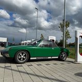 VW-Porsche 914 an einer Tesla-Ladesäule