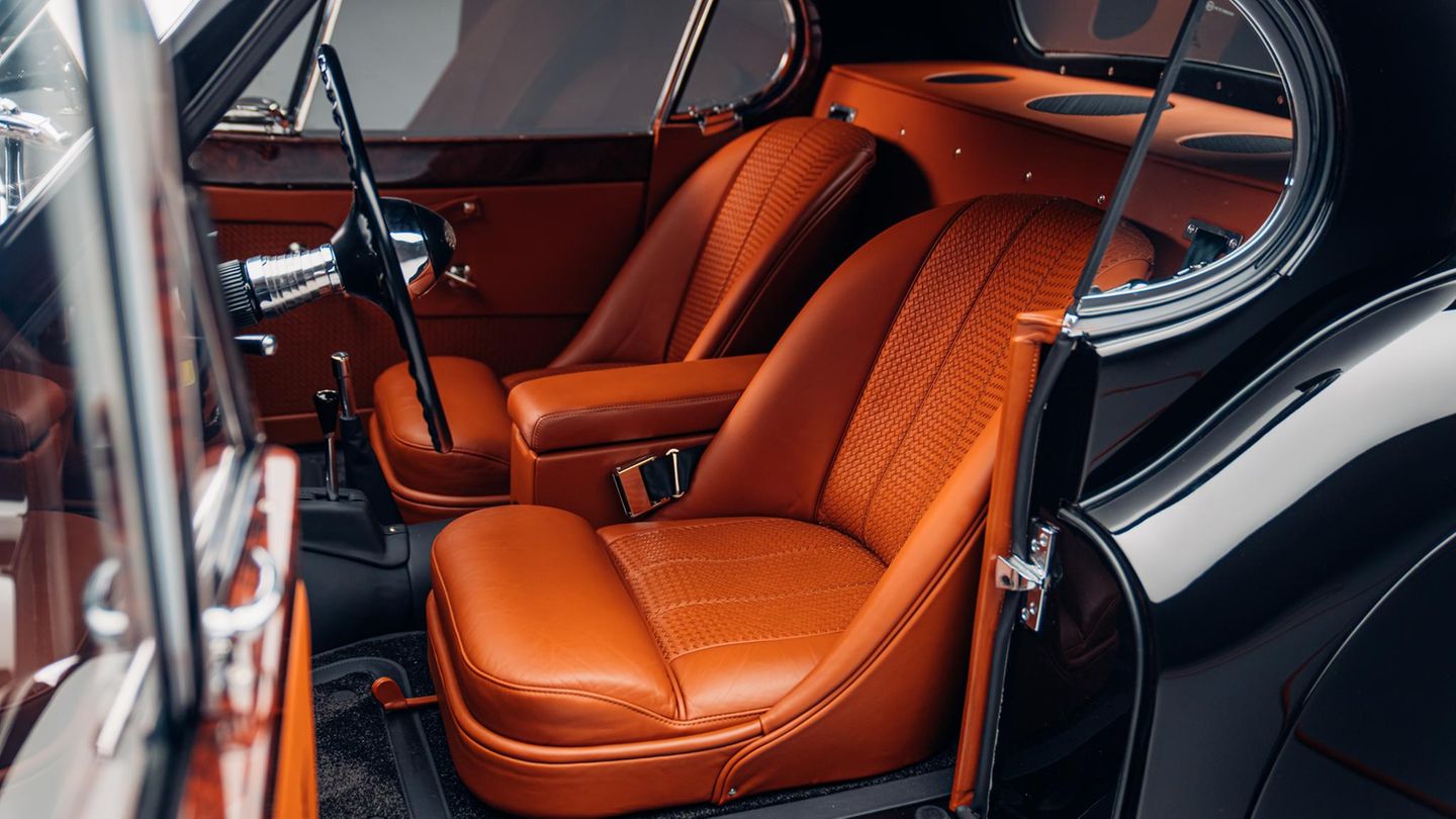 Blick in den Innenraum eines Jaguar XK120 von 1953