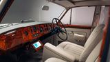 Alles muss raus für den neuen Thronsaal  Nur auf den ersten Blick scheint alles beim Alten zu sein. Nahtlos sind Navigations- und Soundsystem sowie WiFi und Klimaanlage integriert. Der Preis? Das Auto selbst fällt bei den Umbaukosten kaum ins Gewicht. Einen gut erhaltenen Silver Cloud gibt es bereits für rund 60.000 Euro. Die Verwandlung in den Stromer kostet um die 350.000 Euro – je nach Ausstattungswunsch