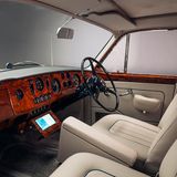 Alles muss raus für den neuen Thronsaal  Nur auf den ersten Blick scheint alles beim Alten zu sein. Nahtlos sind Navigations- und Soundsystem sowie WiFi und Klimaanlage integriert. Der Preis? Das Auto selbst fällt bei den Umbaukosten kaum ins Gewicht. Einen gut erhaltenen Silver Cloud gibt es bereits für rund 60.000 Euro. Die Verwandlung in den Stromer kostet um die 350.000 Euro – je nach Ausstattungswunsch